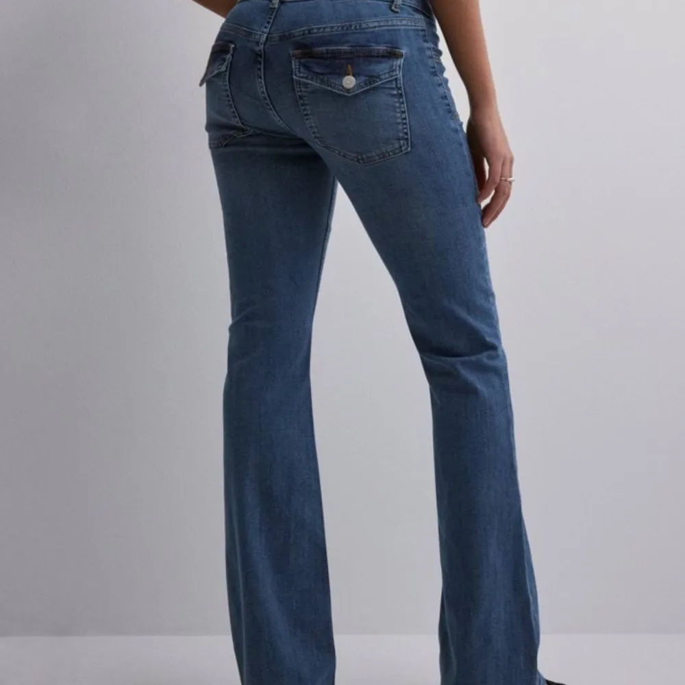 Lågmidjade jeans från Nelly, använda men endast slitna längst ner eftersom att de är förkorta. . Farkut & Housut.