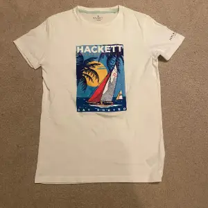 Säljer denna snygga vita Hacket T-shirt med bra skick och som är riktigt snygg 🤩