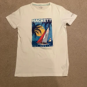 Vitt Hacket T-shirt - Säljer denna snygga vita Hacket T-shirt med bra skick och som är riktigt snygg 🤩