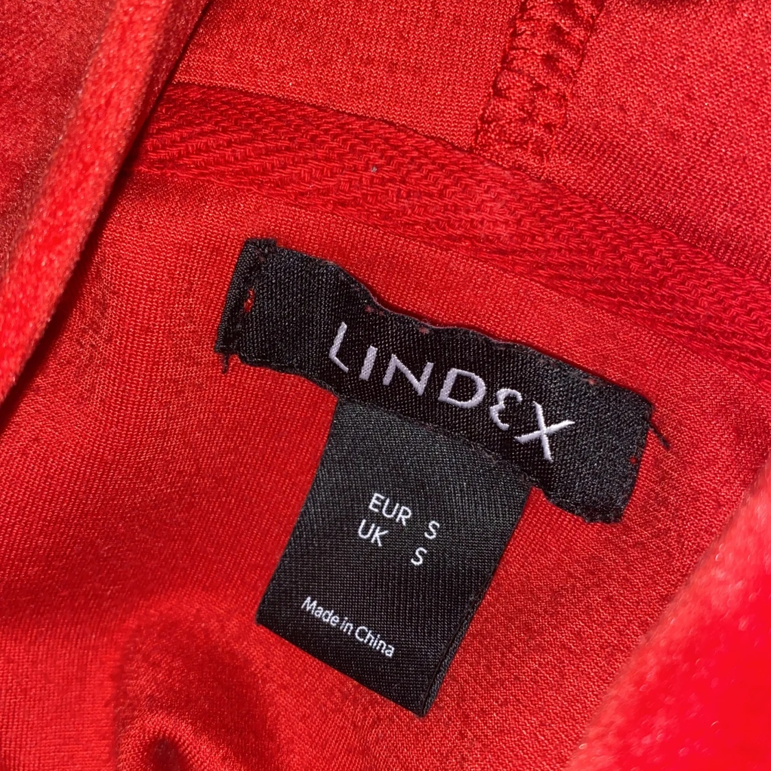 Röd huvtröja från Lindex - 2