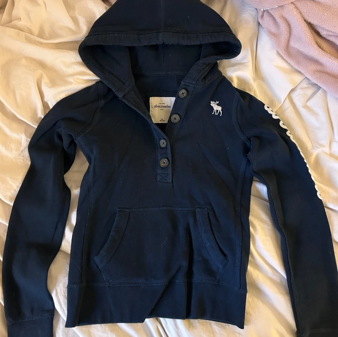 Mörkblå hoodie från Abercrombie