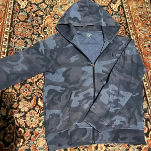 Ralph lauren camo zip - Säljer sjukt snygg och unik hoodie från Ralph lauren!
