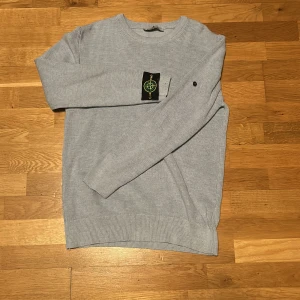 Ljusblå tröja från Stone Island - Säljer en stilren ljusblå tröja från Stone Island. STRL S och är i väldigt mycket bra skicka, använd ett fåtal gånger