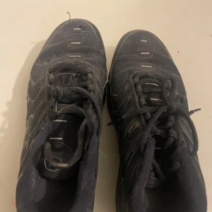 Vapormax skor  - Snygga svarta vapormax skor som är rätt så fräscha. Använd några gånger därför är de lite smutsiga men går att torka av enkelt. Finns två defekter två små hål längst fram vid skon och där man ser tråden gått upp lite på bägge skorna längst fram! Annars är de i väldig bra skick skriv vid fler frågor!💕ny pris 2400 pris går att diskutera så lägg budförslag skorna är i storlek 38