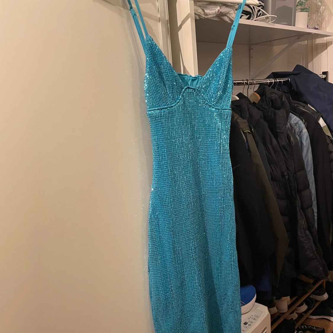 Turkos glittrig klänning