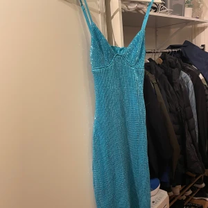 Turkos glittrig klänning - En superfin glittrig klänning som är endast provad! Köpt på Hello Molly, nypris 1500 kr! Jag är 175 cm lång och den går ungefär till anklarna. Priset kan diskuteras☺️☺️