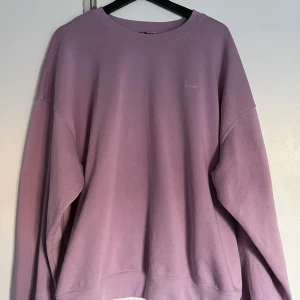 Lila sweatshirt från H&M - Säljer en snygg lila sweatshirt från H&M med texten 'DES SPORTS' broderad på bröstet. Tröjan har en avslappnad passform och långa ärmar.