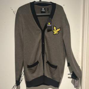 Jag säljer nu en helt ny lyle & scott tröja som funksr perfekt för dig som jobbar ett kontorsjobb eller för daglig användning. Jag säljer den för 450kr. Säljer då den blev för stor för mig. Den är helt ny och har även tagsen kvar. priset går att diskutera 