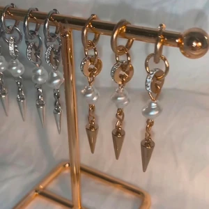 Örhängen  - FAVORITERNA TILLBAKS. Köp för 99kr/st  Eller  185kr/par  Modell 095