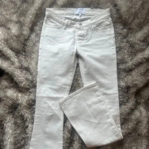 Vita bootcut jeans från Designers Remix - Snygga vita bootcut jeans från Designers Remix. Är tillverkade i ett bomullsmaterial.