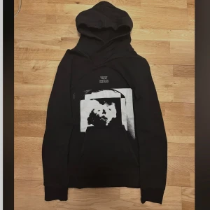 SS17 Julius Hoodie - Julius hoodie från spring summer 2017 kollektionen. Tjock hoodie med en unik luva, Size 1/S men passar mer som M. Hör av dig om du har mer frågor. Första bilden blev dålig pga plicks ratio på bilder.