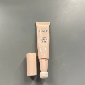 CAIA That Dewy Look - Säljer en CAIA That Dewy Look highlighter. Den kommer i en praktisk tub med en mjuk applikator för enkel applicering. Perfekt för att ge huden en fräsch och daggig finish. Jag har bara testat den på handen men inte använt. 