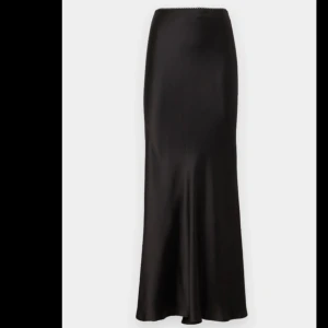 Svart långkjol från Gina Tricot -  svart långkjol från Gina Tricot i siden material. Kjolen har en mermaid passform och sitter snyggt. Den är enkel att matcha med olika toppar och accessoarer. Aldrig använd då den är för liten för mig och jag ej orkade returnera. Pris kan diskuteras, inga bilder på när den används då den ej sitter snyggt på mig som är en 38:a, men bättre bilder går att fixa vid behov 