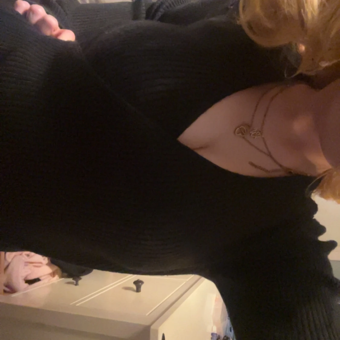 Svart ribbad omlottopp