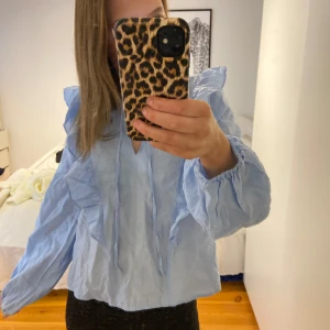 Ljusblå blus från Kappahl  - Säljer denna blus från Kappahl då den inte kommer till användning, använt ett fåtal gånger🩵