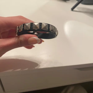 Svart armband med nitar - Snyggt svart armband med silverfärgade pyramidnitar. Mycket likt valentino armbandet med nitar🥰