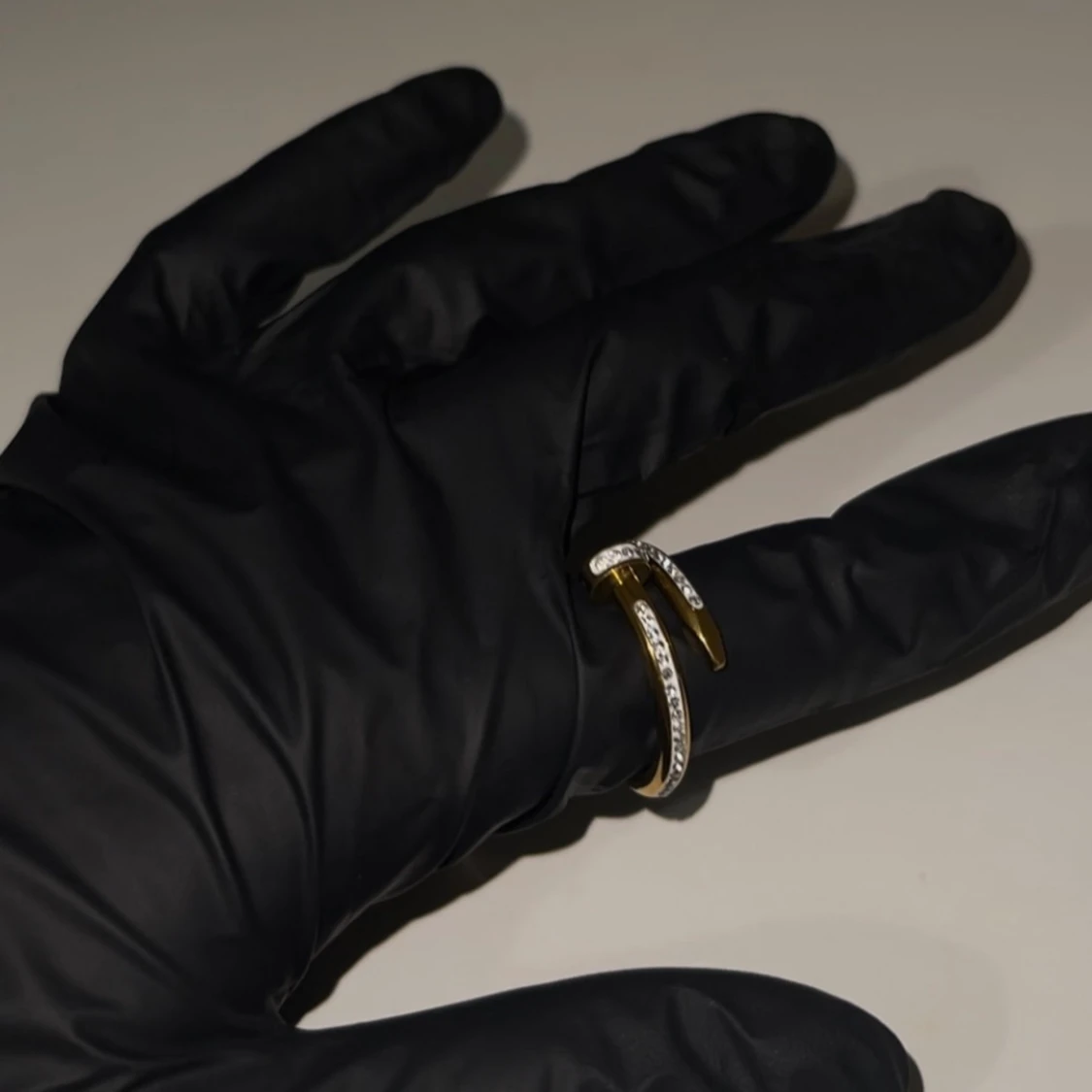 Guldfärgad ring med stenar