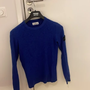Blå tröja från Stone Island - Säljer denna coola blå stickade Stone Island tröja i storlek ungefär 156-160. Tröjan är köpt på Farfetch och är i bra skick. Har ni frågor angående pris eller annat så är det bara att skriva :)