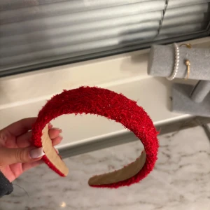 Rött glittrigt diadem - Snyggt rött diadem med glittrig yta som ger en festlig touch. Perfekt accessoar för att lyfta din look.