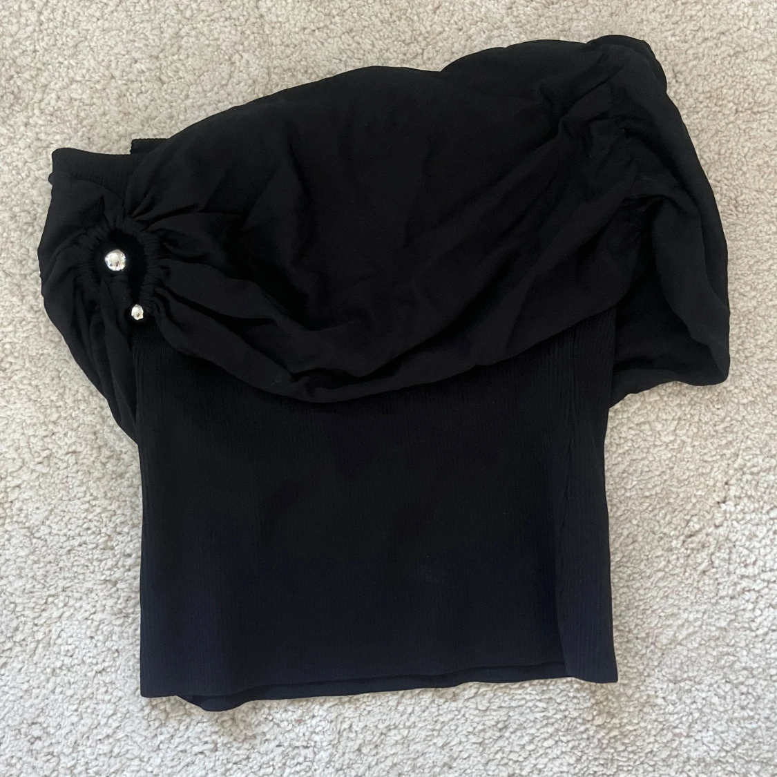 Svart topp med pärldetaljer - 2