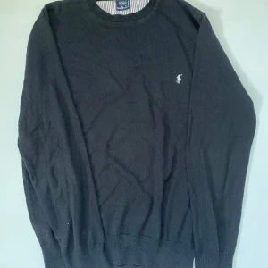 Ralph lauren tröja - Hej! Säljer nu en svart Ralph lauren tröja. Den är i väldigt bra skick och har inga defekter. Om du undrar något mer är det bara att skriva! 
