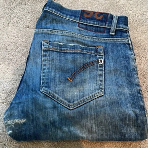 Blå dondup jeans - Skick: 8/10, sköna slitningar - Storlek: 36 - Längd:103cm Midja:46cm ben:17cm - Nypris: 2500 kr+