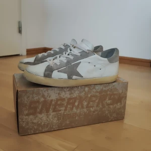 GGBD Archive - Säljer nu dessa golden goose. Dom är i hyfsat skick, skulle säga 7/10. Dem är väldigt bekväma och snygg sko. Org sulan hänger tyvärr inte med men box gör. Priset är inte hugget i sten och hör av dig för minsta fråga!