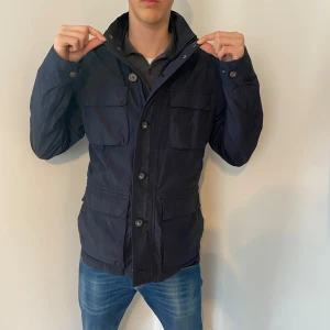 Field jacket - Jag Säljer en fet field jacket som passar till allt. Endast använd ett par gånger men inga defekter. Hör gärna av dig vid funderingar🧐 Priset går att diskutera vid snabb affär 🤝