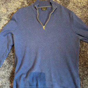 Massimo dutti zip  - Quarter zip från Massimo Dutti. Material: Cotton & Cashmere. Sjukt nice tröja som lätt kan upp eller ned dressas beroende på tillfälle.                                     Storlek L men sitter som M. Mycket bra skick och sänds självklart nytvättad!🙌