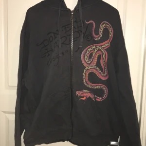 Svart hoodie från Ed Hardy - Säljer en svart hoodie från Ed Hardy med en cool drakdesign på ryggen och en orm på framsidan. Säljer eftersom jag gillar inte stilen längre