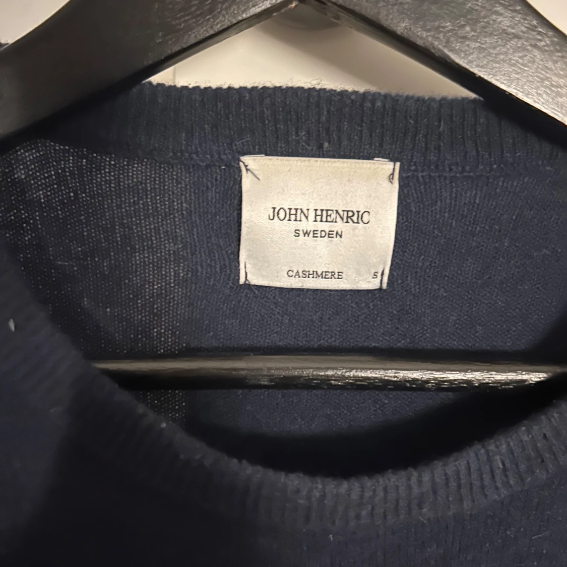 Mörkblå kashmirtröja från John Henric - 1