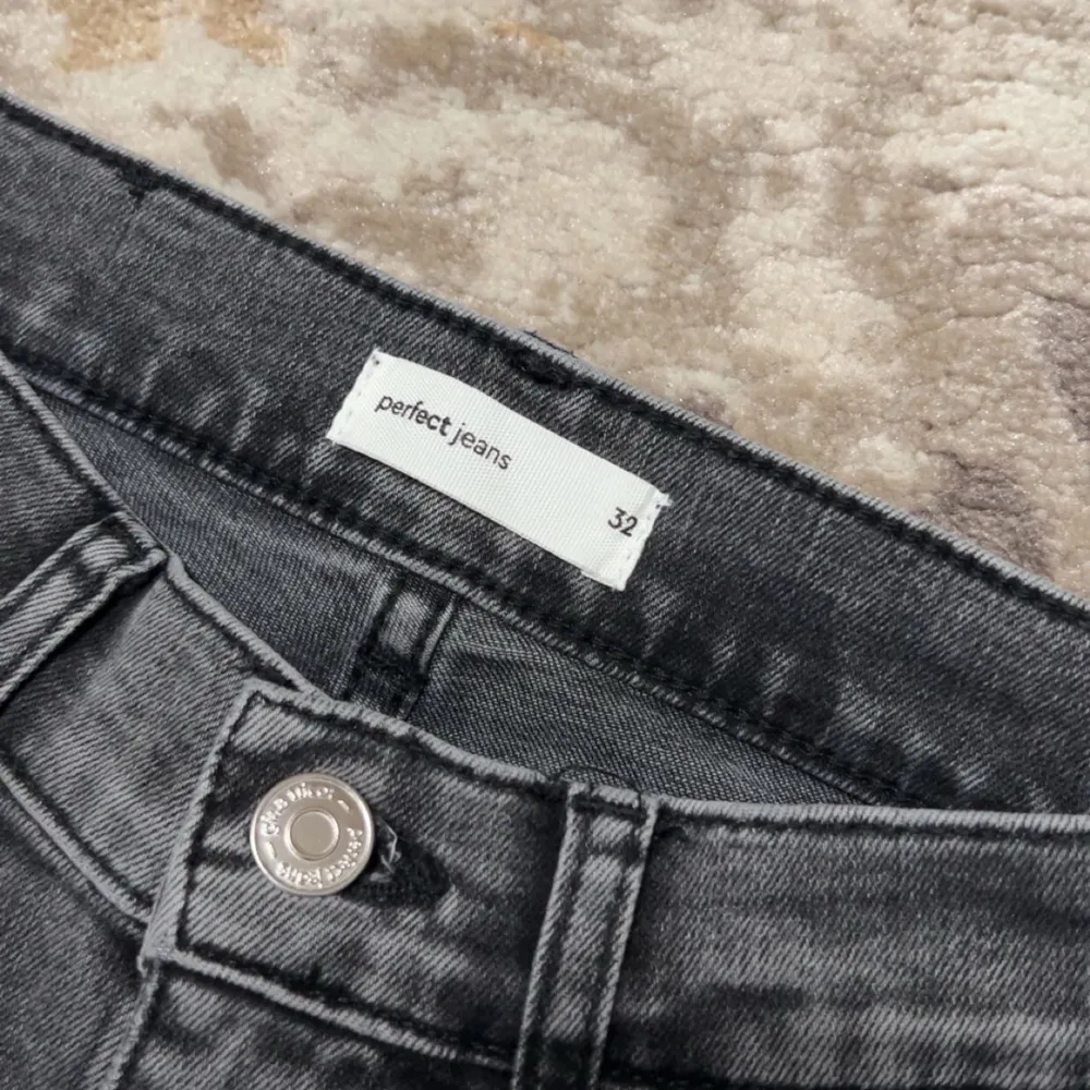 Dom är i toppen skick har endast testat de EN GÅNG!! De är pris som nyköpta, ordinare pris är 500 men söker för 149 kr!!Snygga grå bootcut jeans från Perfect Jeans. De har en klassisk femficksdesign och en knappgylf. Perfekta för en stilren look. Köpt från Gina tricot . Farkut & Housut.