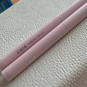 Ögonskugga från CAIA - Två ögonskuggor från CAIA i nyanserna Snow Spice och Icy Champagne. Förpackningarna är stilrena och ljusrosa, perfekta för en elegant look.