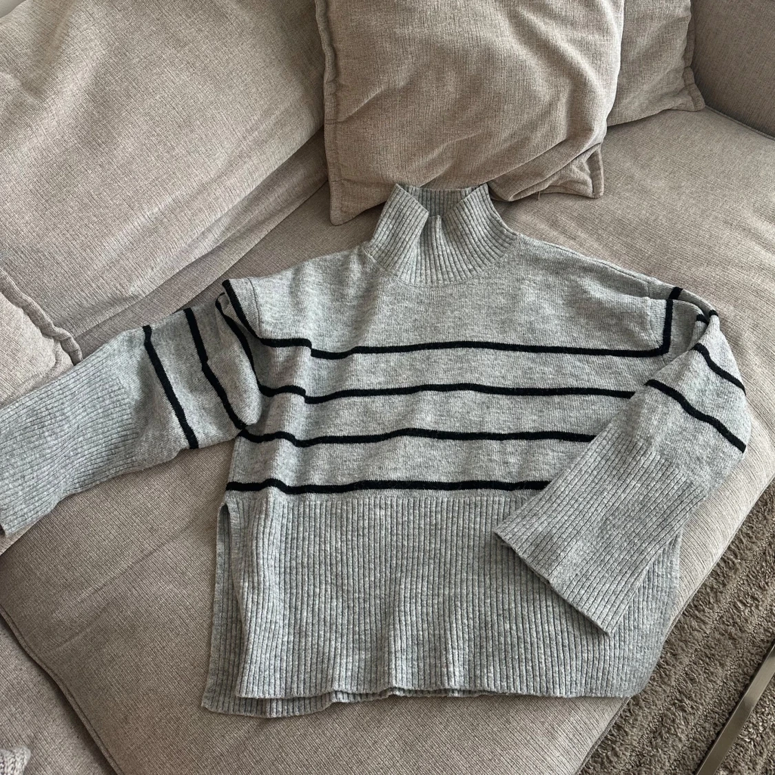 Grå randig stickad tröja