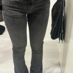 Grå/svart jeans - Snygga jeans, inte använda mycket. Inköpt från Subdued. Storlek 32