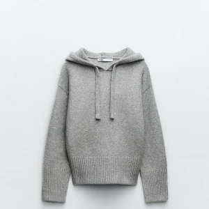 Grå stickad hoodie från Zara - Säljer denna stickade tröjan från Zara som inte säljs längre, den är lite nopprig men annars ser den jätte bra ut💕