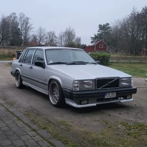 Volvo 740  Intresse kollen - Fräsh 740 som står på dtm och coils. Ny polerad och har addon runt om utom bak till.  Dubbla rockford 12 (p3), gas planka och bra dörrsior, lådan dras på 2000w slutsteg och dörrsidorna har delningsfilter. 