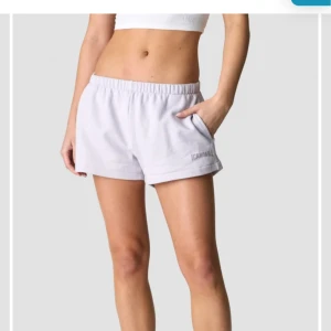 Lila shorts från ICANIWILL -S - Nya lila mjukisshorts från ICIW, enbart testade. Storlek S. Nypris 599kr!