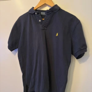 Mörkblå pikétröja från Ralph Lauren - Ralph lauren piké! Storlek M 