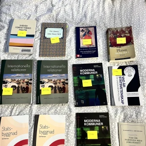 Studentlitteratur statsvetenskap  - Säljer kurslitteratur från kurser som är klara i min utbildning.  Fraktar endast, och köparen står för frakten.   Info om böckerna och pris? Hör av dig :)