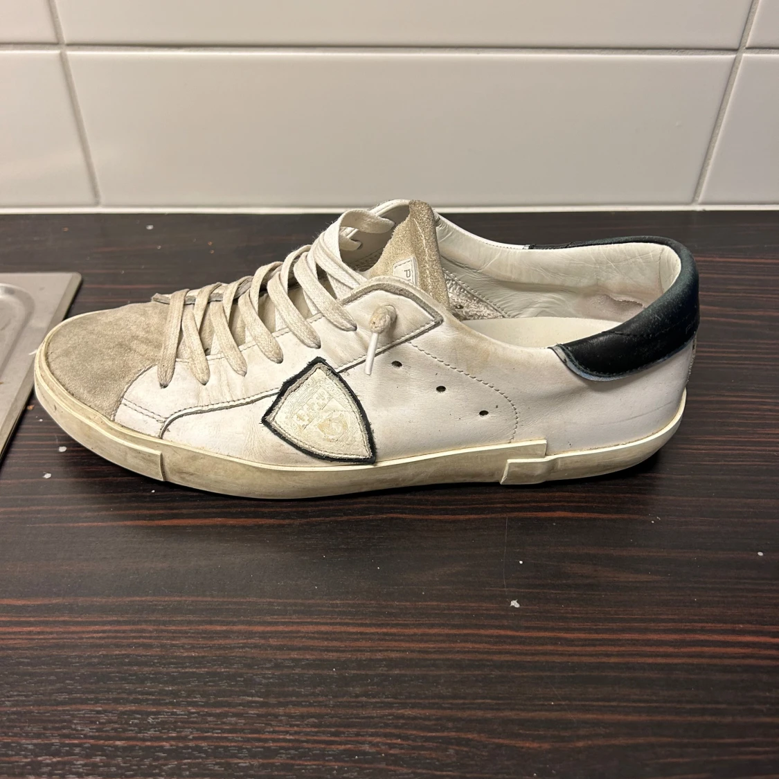 Vita sneakers från Philippe Model