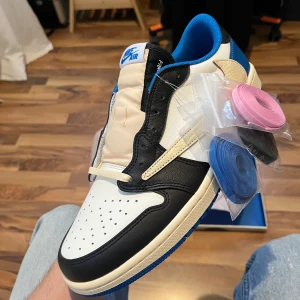 Travis Scott Jordan 1 low fragment  - Travis Scott Jordan 1 low fragment storlek 44.5 Helt nya.