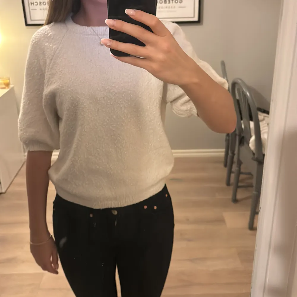 Säljer en stilren creme vit/beige tröja med trekvartsärm. Tröjan har en mjuk och texturerad yta. Jättefin och passar perfekt till svarta jeans eller kostymbyxor. Storlek M men skulle säga Xs-S. Neuletakit & Villapaidat.