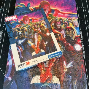 Marvel 1000-bitarspussel från Clementoni - Säljer ett häftigt högkvalitativt 1000-bitarspussel från Clementoni med Marvel-tema. Pusslet visar flera ikoniska superhjältar i en färgstark och detaljerad design. Perfekt för alla Marvel-fans som gillar en utmaning!  Jag köpte det nytt och inplastat och har nu pusslat det en gång, så i nyskick 