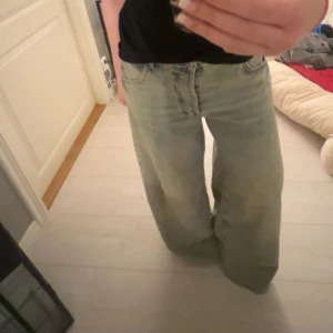  jeans med vid passform - Säljer ett par uppsydda  ljusa jeans med en avslappnad, vid passform. De har en klassisk femficksdesign. Perfekta för en casual look. Jag har sytt upp dom 2-5cm själv men de är lätt att sprätta upp om man behöver, annars är de i nyskick!