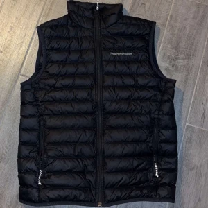 Svart väst Peak Performance - Snygg svart dunväst från Peak Performance, knappt använd så väldigt bra skick, storlek M.