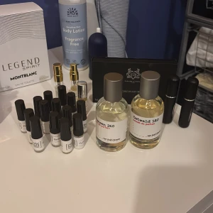 Parfymer från One Bold Chemist - 17 Samples varav 3 är större. Två exklusiva parfymer från One Bold Chemist: Sørensen 26.0 och Ostwald 18.0. Flaskorna är genomskinliga med grå korkar och har en minimalistisk design. Perfekt för den som söker unika dofter. Inspirerade av Side effect och Ombre Nomade. 