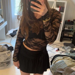 Spets topp - Svart spets topp, asymmetrisk upp till för att få en ”off the shoulder” look😍💞