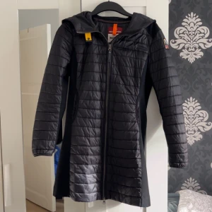 Svart jacka från Parajumpers - Köpt från Jhonells för lite mer än ett år sen, perfekt nu för våren! Väl omhändertagen och har inga defekter! Säljs då den blev för stor på mig.