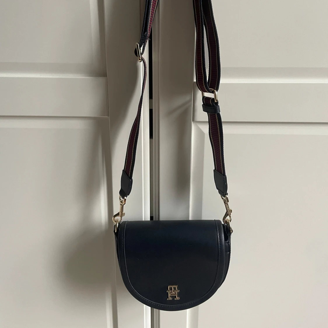 Mörkblå axelväska från Tommy Hilfiger  - 1